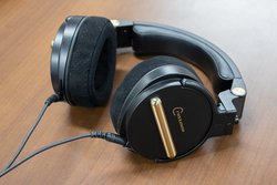 �N���X�]�[���A�X�s�[�J�[�̂悤�Ȏ��R�ȉ����Č�����g���O��ʃw�b�h�z���h�̏��^�E�y�ʃ��f���uCZ-10�v�B9���~