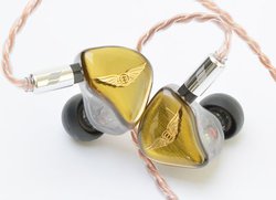 EMPIRE EARS�A���j�o�[�T���C���z���uLegend X�v�ɉ����F�v���[�g�̗p�̓��{���胂�f��