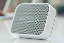 KOSS�A��̂Ђ�T�C�Y�̃|�[�^�u��Bluetooth�X�s�[�J�[�uKOSS BTS1�v