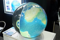 ���⋅�̂ɉf�����ʁA�����g�E����VR�ɐG�o���v���X�B�u��[�f�W�^���e�N�m���W�[�W�v���|�[�g