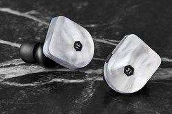 MASTER & DYNAMIC�A���S���C�����X�C���z���uMW07�v�ɑ嗝�΂̂悤�ȐV�F�wWhite Marble�x