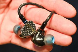 ���w�b�h�t�H���Ձ��J�i�����[�N�X�̐V�J�X�^��IEM�^�����Ѓu�����h��USB-C�C���z���^���`���C���z���⓯���C���z����