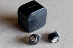 AVIOT�A���C�u�C�x���g�ŏ��^/�����O�o�b�e���[�̐V���S���C�����X�C���z���uTE-D01g�v���[���`