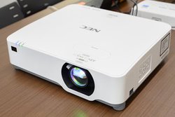 NEC�A���\���Łg19dB�h�É��݌v�̃��[�U�[�v���W�F�N�^�[�uNP-P605ULJL�v�B���邳6,000lm�Ɍ���