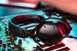 V-MODA�A�n�C���]�Ή����j�^�[�w�b�h�z���uCrossfade M-100 Master�v