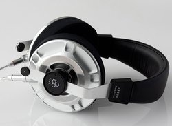 final�A���ʋ쓮�w�b�h�z���uD8000�v�Ƀv�����f���BD8000�̃V���o�[���f����