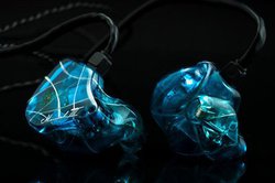 �uMAVERICK III Custom�v�������o�i�A64 AUDIO�̃v���g���f�����B�~�b�N�X�E�F�[�u�̃|�^�t�F�X2019�o�W���