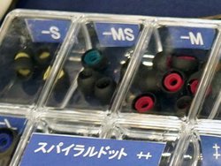 ���|�^�t�F�X��JVC�A�Ǝ��C���[�s�[�X�V��3�풮����ׁ^�N�A���R���̃u�[�X�ɂ̓h���r�[�̃w�b�h�z����