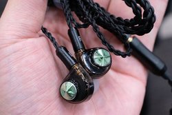 ���|�^�t�F�X���\�j�[�̊��S���C�����X�uWF-1000XM3�v��������������^AZLA����BA�I�����[�C���z���uZWEI�v���E����I