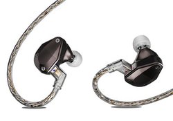 Cayin�A���̃C���z���uYB04�v�BBA�h���C�o�[4��ځA8�c�n�C�u���b�h�P�[�u���̗p