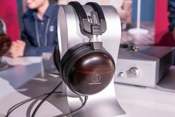 �I�[�f�B�I�e�N�j�J�A���h�^�A�T�_���n�E�W���O�̗p�w�b�h�z���uATH-AWKT�v�uATH-AWAS�v