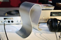 �I�[�f�B�I�e�N�j�J�A�A���~���w�b�h�z���X�^���h�uAT-HPS700�v�B�|�[�^�u������z�[�����[�X�܂ŕ��L���Ή�