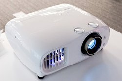 �G�v�\���A���邢�����ł��g���₷�����P�x4K/HDR�v���W�F�N�^�[�uEH-TW7100�v