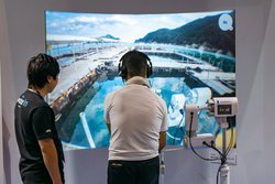 ��CEATEC��JVC�̋Ȗʃf�B�X�v���C��̌��^TDK�̃I�[�f�B�I�������i�𒮂���ׁ^QD���[�U�[�̖Ԗ��X�L����HMD