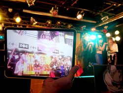 MR�Ŗ��키�g5G����̉��y���C�u�h�B�Ő�[�Z�p�uTECH LIVE�v���A�C�h������ő̌����Ă���