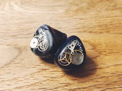 NOBLE AUDIO�A�J�X�^��IEM�̓����z���ނ�I�ׂ�V�I�v�V�����B�u�w�b�h�t�H���Ձv���ł͖�����