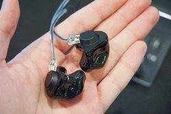 ���w�b�h�t�H���Ձ�STAX�̐^��ǁE�����̃A���v������ׁ^FitEar�n�C�u���b�h�uFitEar DC�v����