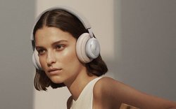 Bang & Olufsen�A���C�����X�w�b�h�z���uBeoplay H4�v�ŐV���f���B�����A�V�X�^���g�@�\�ɑΉ�