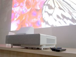 ��Inter BEE���G�v�\���A���Z�œ_4K�v���W�F�N�^�[�𔭔��O�ɑ̌��^JVC�A�gCONNECTED CAM�h���A�s�[��