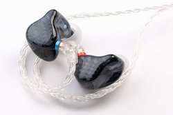 e���C���z���AFiiO�Ƌ����J����3BA�C���z���uFA5e�v��11��18�������B300�����