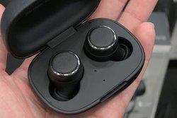 ���|�^�t�F�X��Harman Kardon��Bluetooth�w�b�h�z�����C���z���uFLY�V���[�Y�v�^�u�R���v���C�v�̑f�ނ����j���[�A��