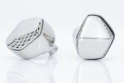 Unique Melody�A�`�^��➑̂��̗p����n�C�u���b�h�^�C���z���uMacbeth Ti�v