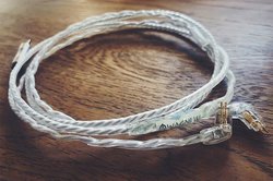 WAGNUS.�A1970�N��̂������b�L���̗p�̃��P�[�u���uOlivarum�v