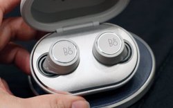 Bang & Olufsen�A���S���C�����X�C���z���uE8�v��3����@�͒��Đ��������B�P�[�X�����f�U�C������V