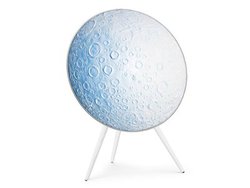 Bang & Olufsen�A����A�[�e�B�X�g�ƃR���{����1�����̓��ʃf�U�C���X�s�[�J�[�uBeoplay A9 Blue Moon�v