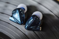 HiBy�A�V�Z�p�uHDSS�v���ڃC���z���uSeedsII�v�B10.2mm�h���C�o�[�Ə����V�F���̗p