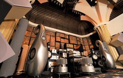 R̐XuAC2 audio&cinemavA9̎^[Ő̐E̊