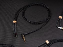 BriseAudio�A�ŏ�ʐ��ނƃJ�[�{���i�m�`���[�u���̗p�������P�[�u���uYATONO-LE�v