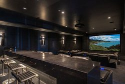 Klipsch�A�����݌^�X�s�[�J�[/�T�u�E�[�t�@�[�v8���i�B�x�[�����X�ŃC���e���A�Ƃ̐e�a���ɂ��z��