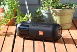 JBL�AIPX7�h���ɑΉ�����FM�`���[�i�[���ڃ|�[�^�u��Bluetooth�X�s�[�J�[�uTUNER2 FM�v