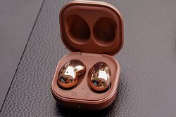 �g���瓤�h�f�U�C����Galaxy�uBuds Live�v���������B���ɂ͂Ȃ��������Ŏ��̒ɂ݃[��