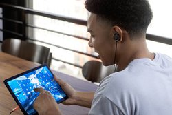 JBL�A�Q�[�~���O�C���z���uJBL Quantum 50�v�����B�v���`�[��FAV gaming�Ƃ̃X�|���T�[�V�b�v�����\