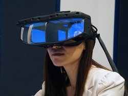 JVC�P���E�b�h�A�Ǝ��́g�L����p�E���𑜓x�h�w�b�h�}�E���g�f�B�X�v���C���J���B����@��̌����Ă���