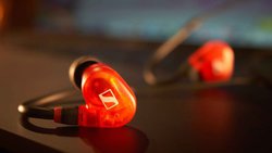 �[���n�C�U�[�A�V�C���[���j�^�[�uIE 100 PRO�v�B���N1����Bluetooth�P�[�u���Z�b�g���A�W�A��s����