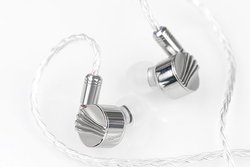 FiiO�A�_�C�i�~�b�N�^�C���z���̃t���O�V�b�v���f���uFD5�v�B�V�J����12mm�h���C�o�[����