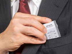 �A�C���A���|�P�b�g�Ɏ��܂�T�C�Y�̃~�j���W�I�ȂǐV���W�I3�@��