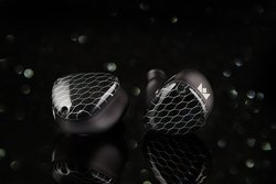 Noble Audio�A�g�}���`�h���C�o�[�̊�{�ɗ����Ԃ����h3�E�F�C3�h���C�o�[IEM�uZEPHYR�v