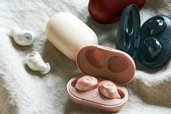 ���f�B�E�X�A�ŏ��E�Ōy�ʃN���X�̊��S���C�����X�C���z���uHP-T60BT�v�B�J���t����4�F�W�J