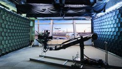 �\�j�[��8K/440�C���`Crystal LED������X�^�W�I�ɐݒu�B�o�[�`��������������J��