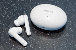 �t�@�[�E�F�C�A�R���p�N�g���^�o�b�e���[��������1���~�؂�m�C�L�������S���C�����X�uFreeBuds 4i�v