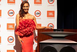 Crystal Kay���~�j���C�u�ōŐV�A���o���Ȕ�I�BJBL�́u���E���ň������u�����h�v