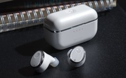 AVIOT�A�n�C�u���b�hANC���ڊ��S���C�����X�C���z���uTE-D01t�v�B�C���z���P�̂�18���ԍĐ��\