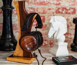 ZMF headphones�A���[���b�p�̌ÓT���z�����`�[�t�̃w�b�h�z���X�^���h�uSalire�v