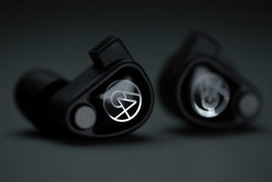 64 AUDIO�A6BA�̃��j�o�[�T���C���z���uU6t�v�B�t���O�V�b�v�@�Ƌ��ʂ̓Ǝ��Z�p�𓋍�