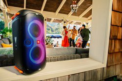 JBL�A���쐫�⃉�C�e�B���O�Ȃǋ��������g�p�[�e�B�[�X�s�[�J�[�h�uJBL PartyBox 110�v