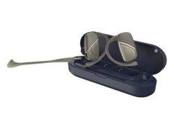 �����A�O���}�C�N�ڑ����̊��S���C�����X�uYS-M100�v�B���K�ȃe�����[�N����񋟂��ׂ��J��